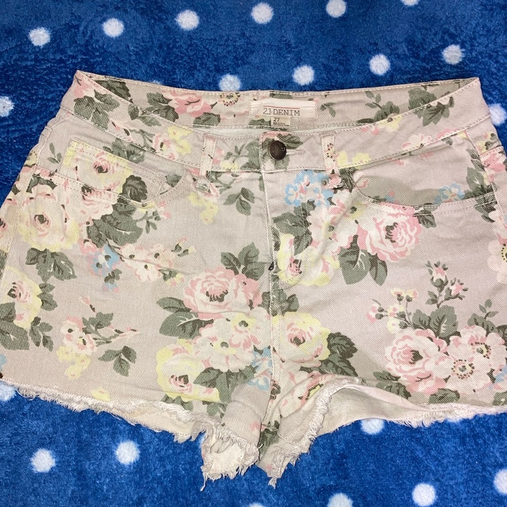 ⭐️⭐️ Denim cut off jean shorts in light floral tones - size 27